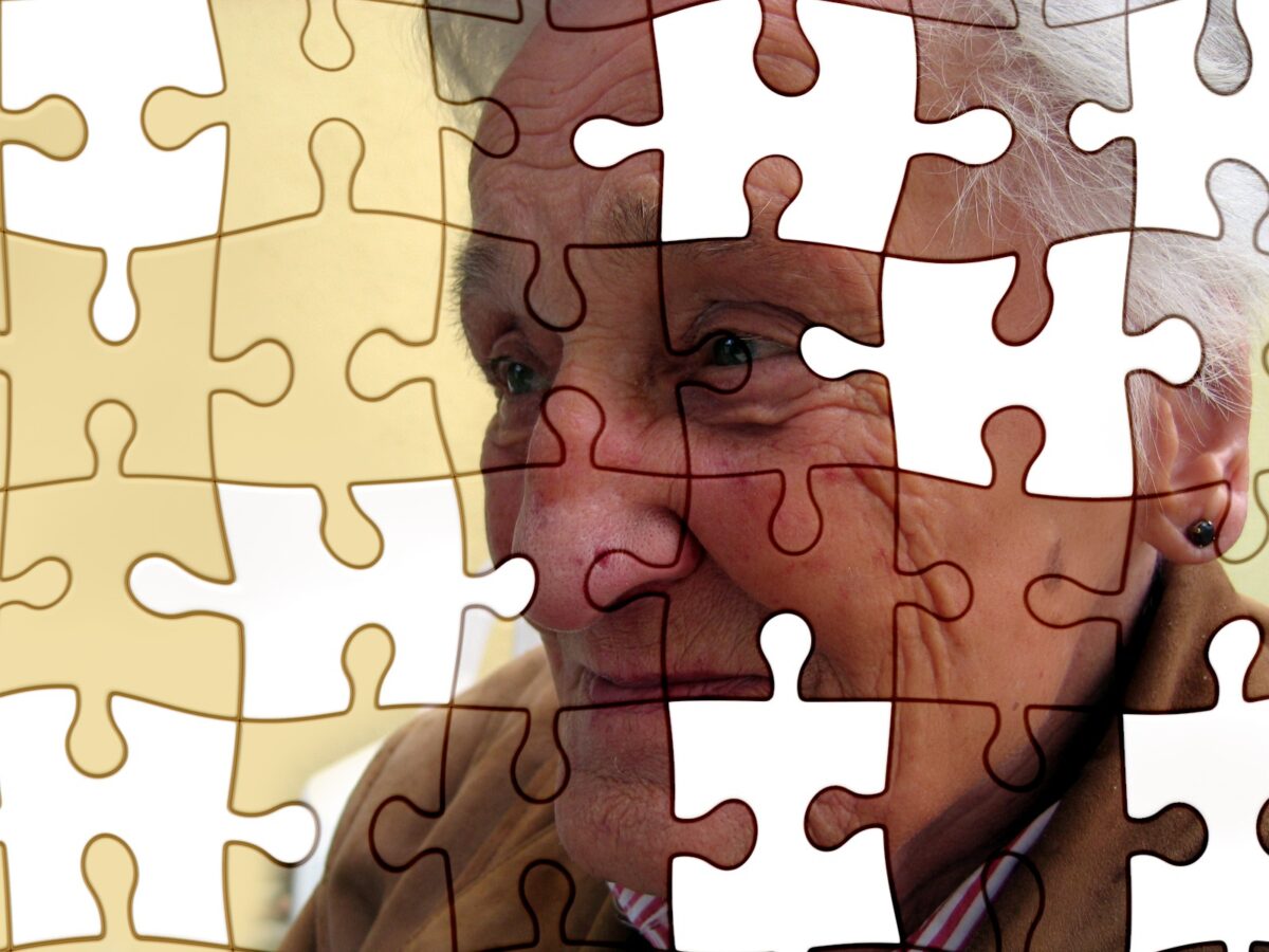 In generale, potremmo definire l’Alzheimer come un processo degenerativo progressivo che provoca la distruzione di alcune cellule del cervello.