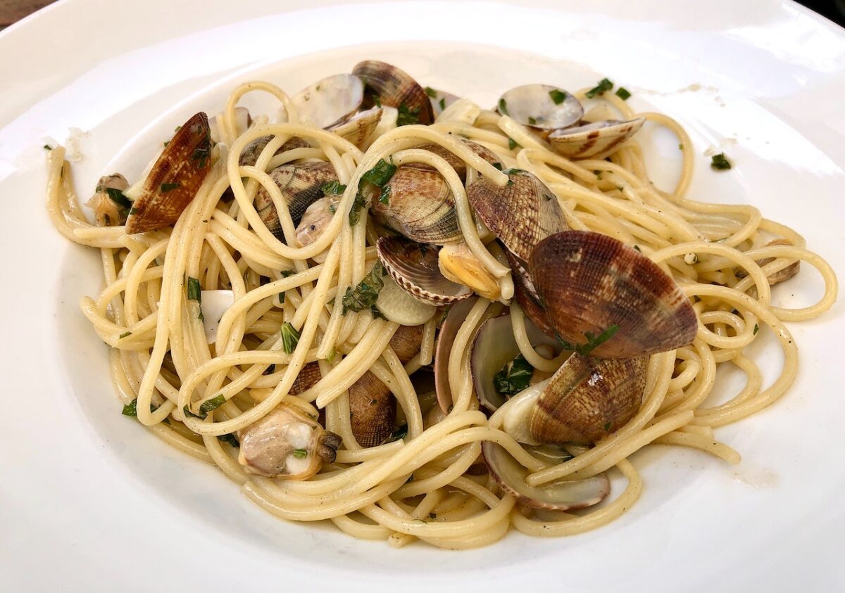 In un menù di pesce il primo potrebbe essere uno spaghetto con vongole-proiezionidiborsa.it