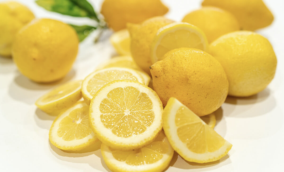 Inseriamo nel bollitore acqua e limone a fette