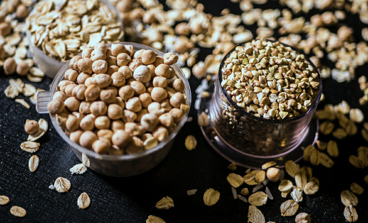 Integriamo le fibre con maggiori porzioni di frutta, verdura, legumi e cereali