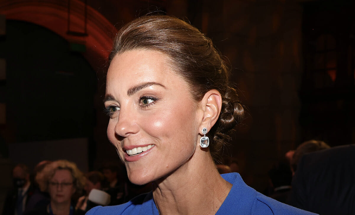 Kate Middleton è esperta di moda e questo autunno ha raccolto i capelli
