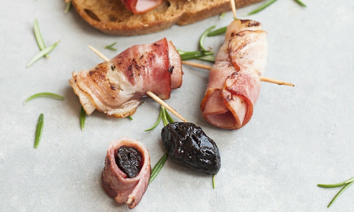 La carne di maiale è spesso associata alla frutta, come le prugne