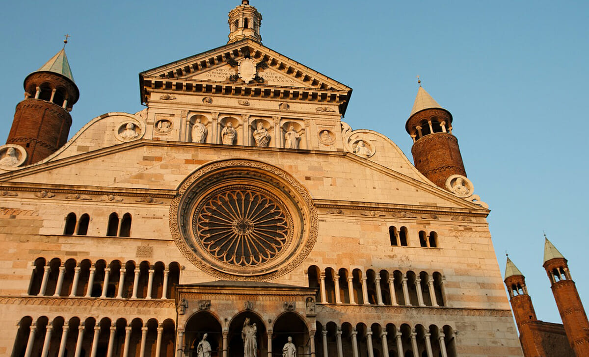 La facciata del Duomo di Cremona è caratterizzata da un doppio ordine di loggette e da un rosone centrale davvero imponente