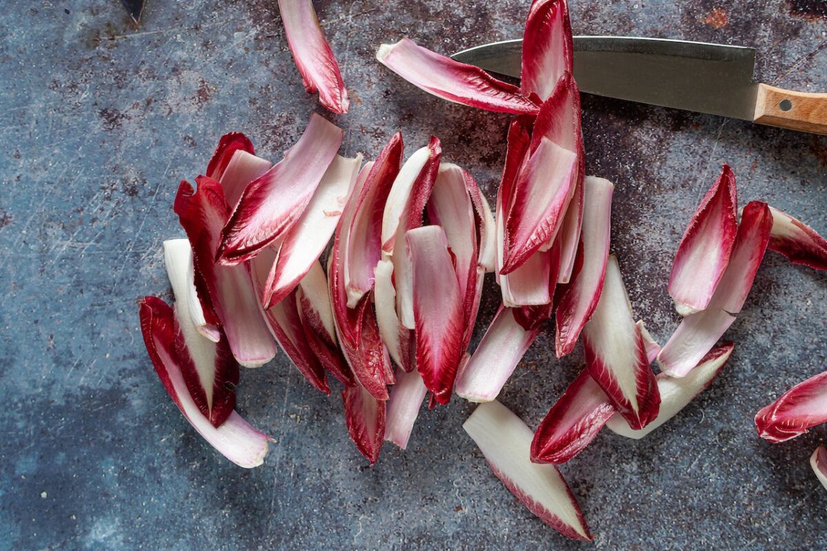 La prima cosa da fare è pulire il radicchio