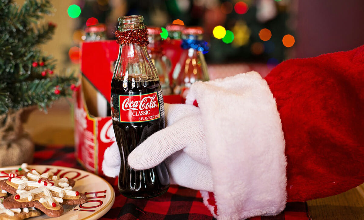L'abito rosso di Babbo Natale venne consacrato definitivamente dalla Coca-Cola in una campagna pubblicitaria degli anni '30