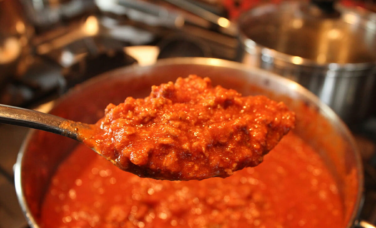 Lasciamo cuocere il ragù per circa 30 minuti, mescolando di tanto in tanto