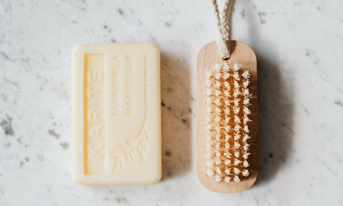 Lavarli con sapone delicato o acqua e bicarbonato