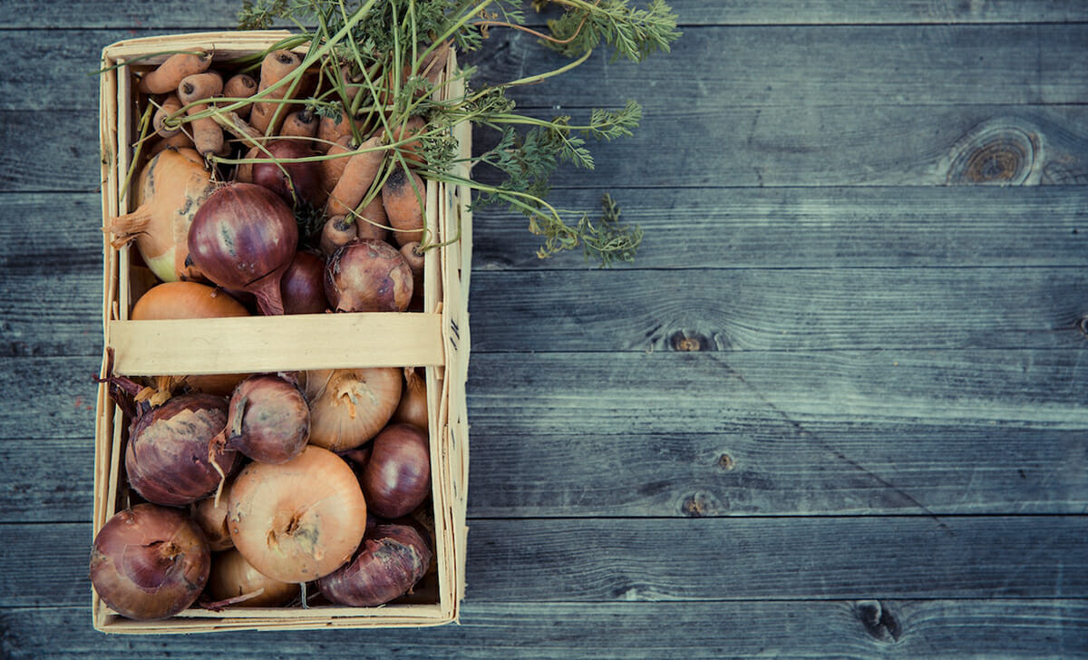 Laviamo bene le verdure, poi raschiamo la carota e puliamo la cipolla