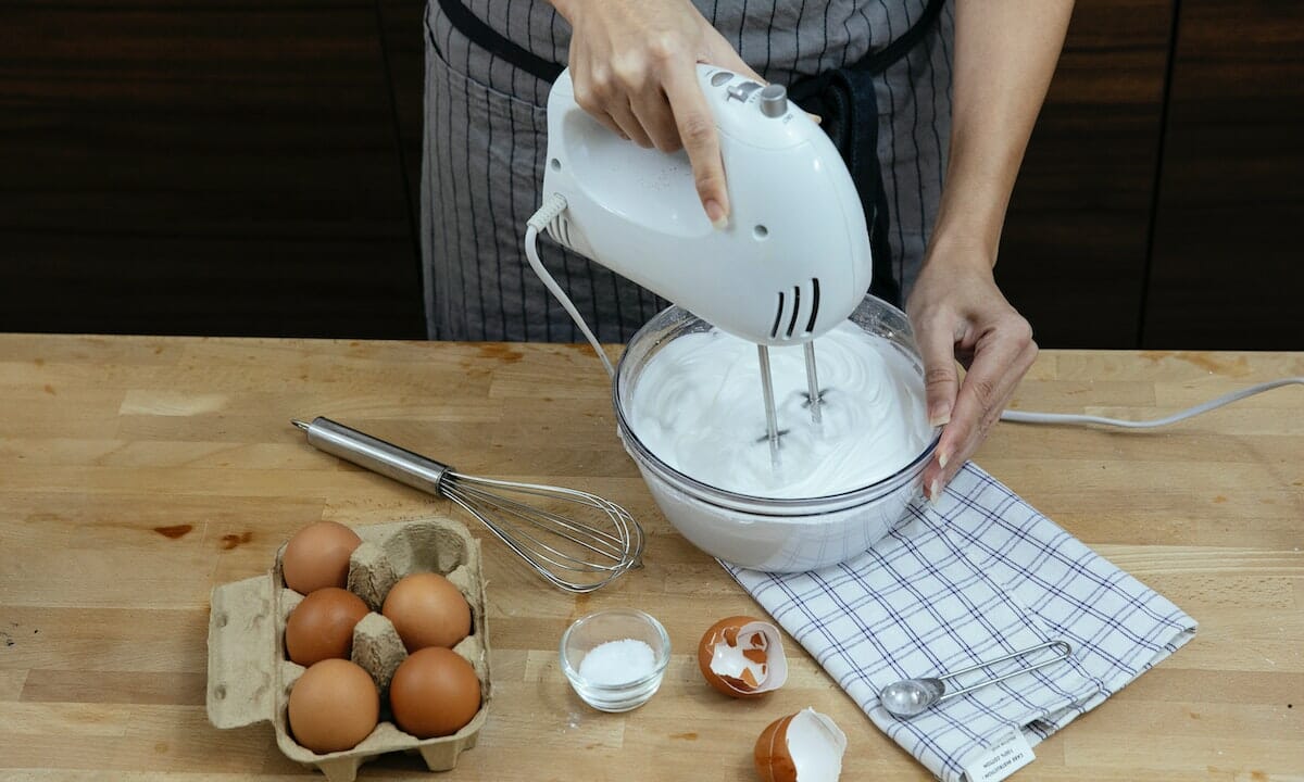 Lavorare le creme utilizzando una frusta elettrica