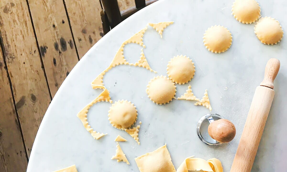Lavorare uova e farina e dare forma ai nostri ravioli