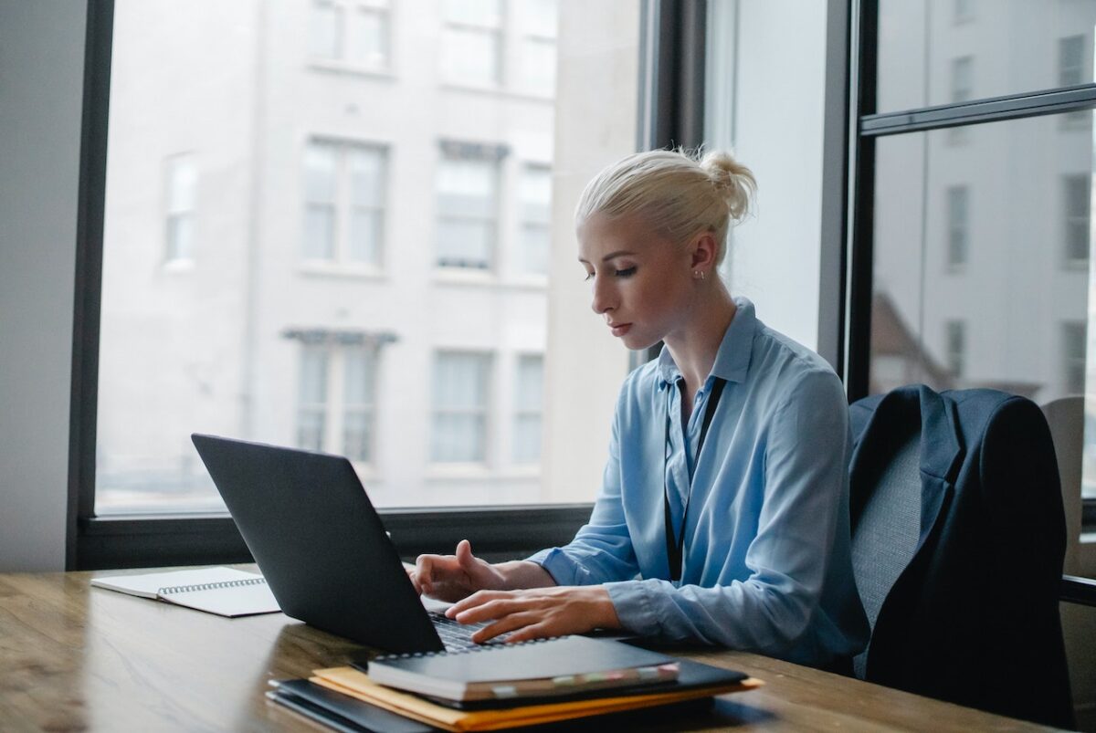 Le donne più infedeli sarebbero le segretarie-proiezionidiborsa.it