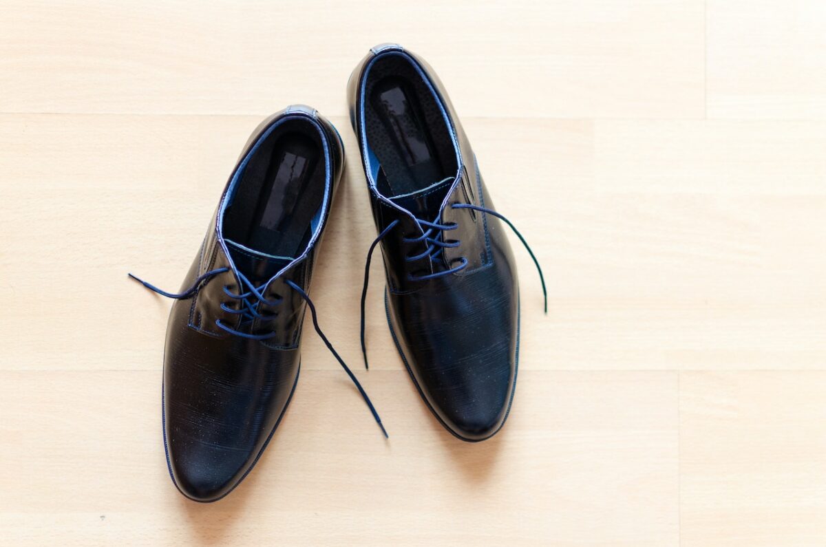 Le scarpe simboleggiano la separazione, il distacco-proiezionidiborsa.it
