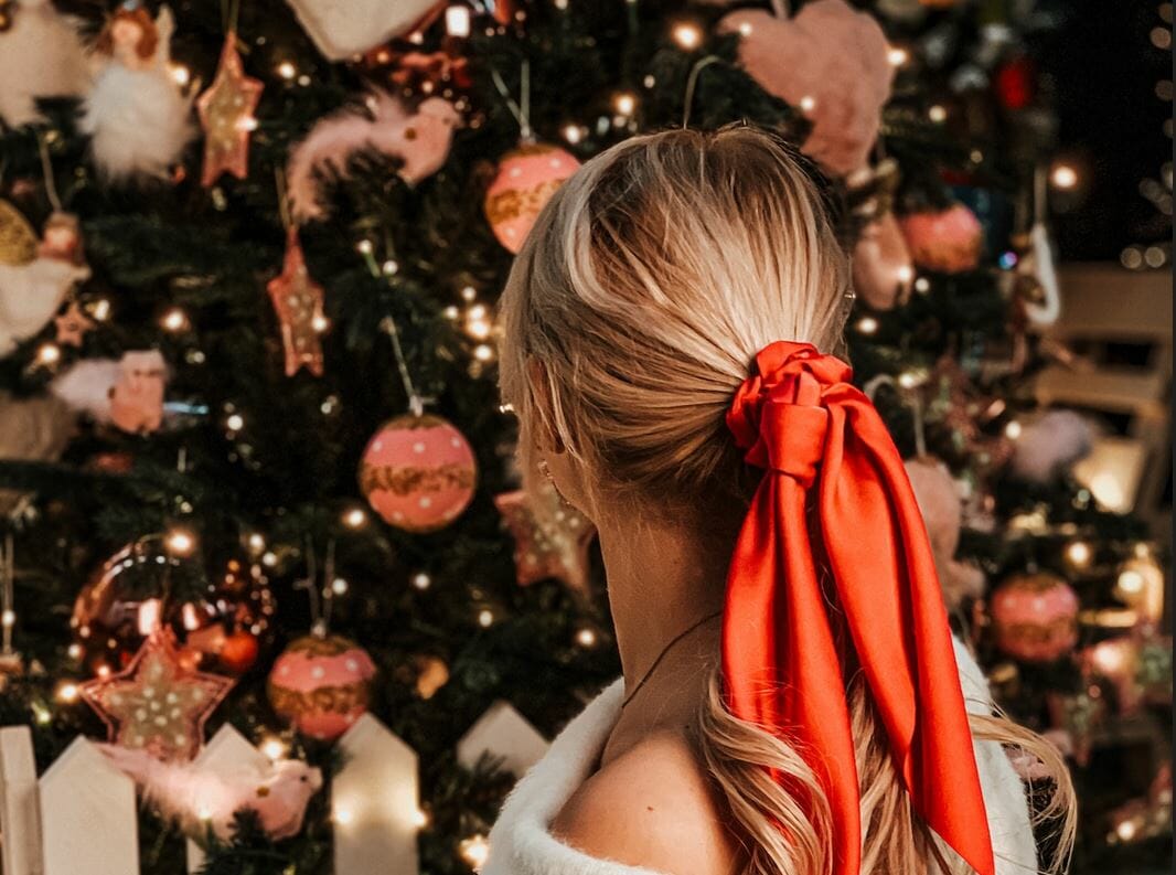 Legare i capelli con uno scrunchie rosso o verde