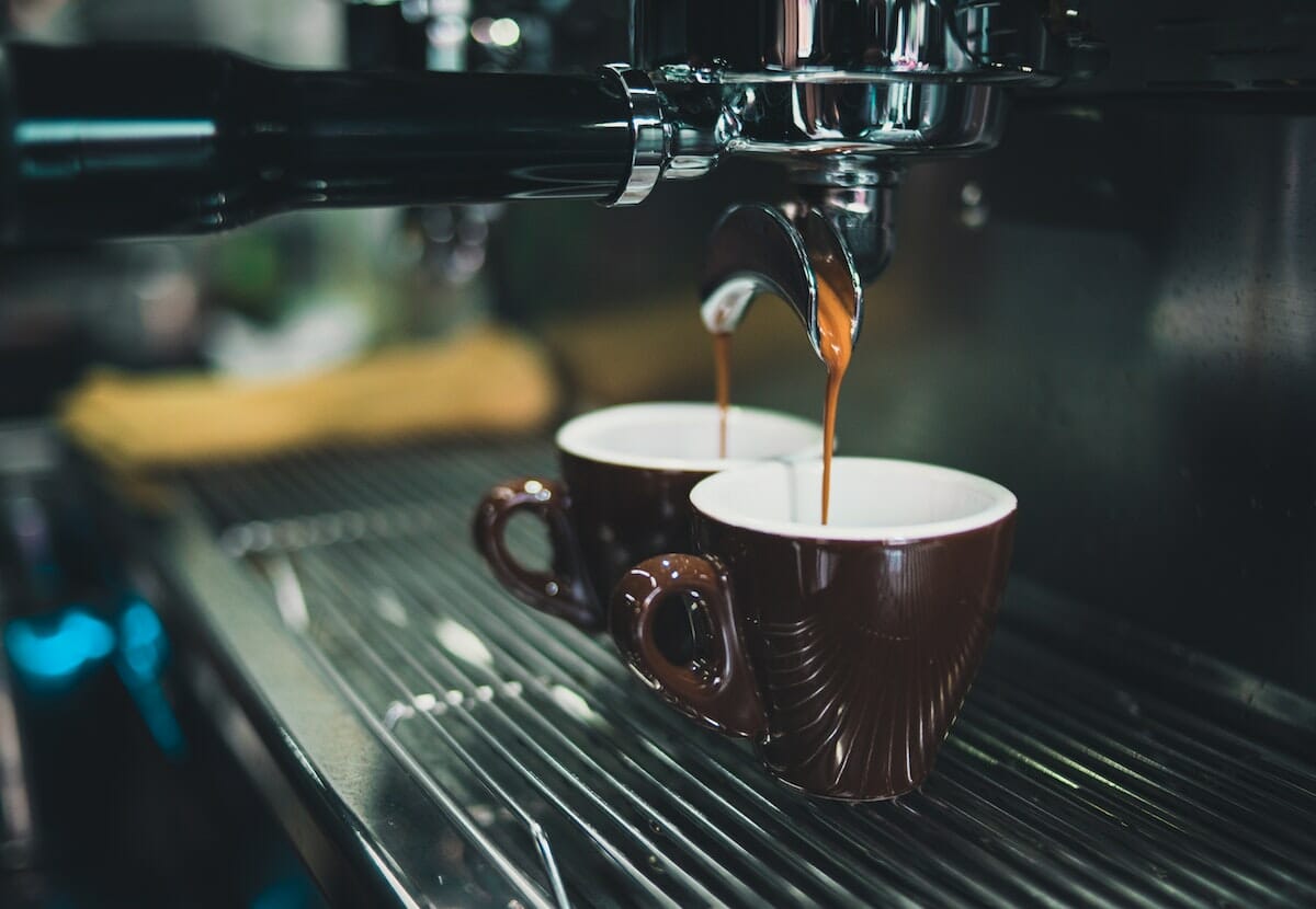 Limitare l’uso di alcol, caffè ed eliminare il fumo