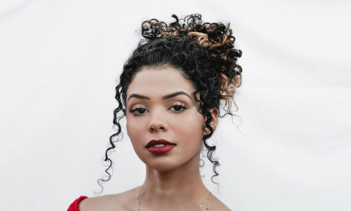 Lo chignon spettinato è ideale per ogni occasione