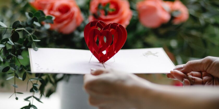 L'oroscopo per il 2023 promette amore per questi 3 segni