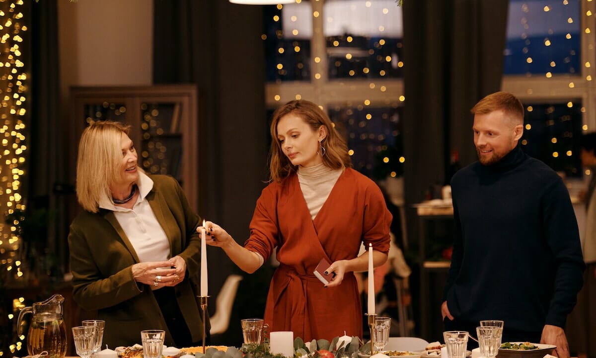 Lungo la tavola si possono mettere dei candelabri o delle piccole candele