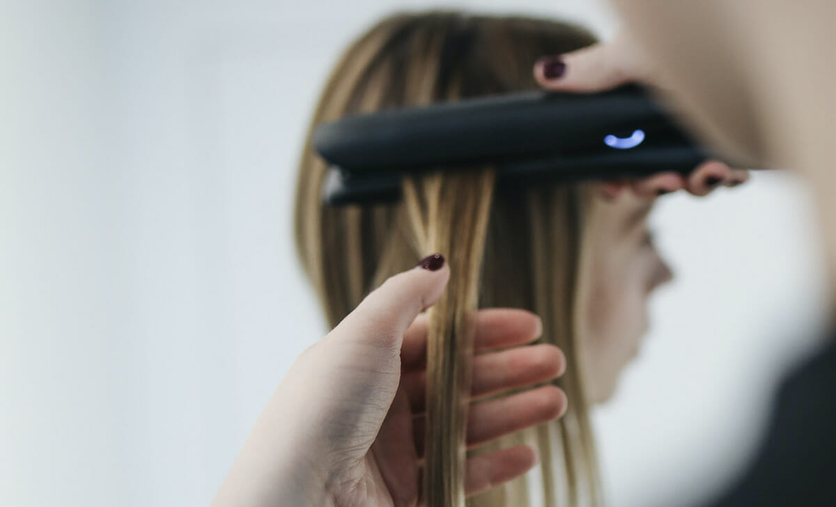 L'uso improprio di piastre e pettini potrebbe indebolire i capelli