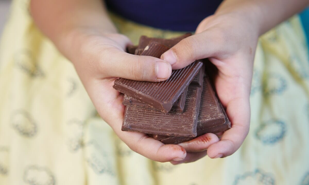 Mangiare un cubetto di cioccolata fondente