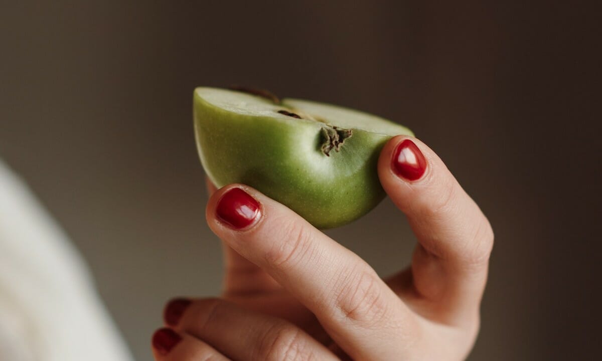 Mangiare una mela verde con la buccia favorisce la pulizia meccanica