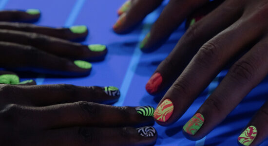 Manicure effetto neon perfetta da sfoggiare a Natale