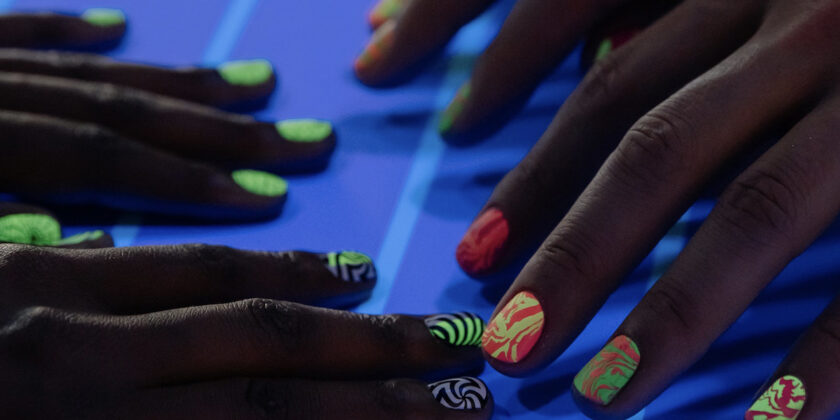 Manicure effetto neon perfetta da sfoggiare a Natale