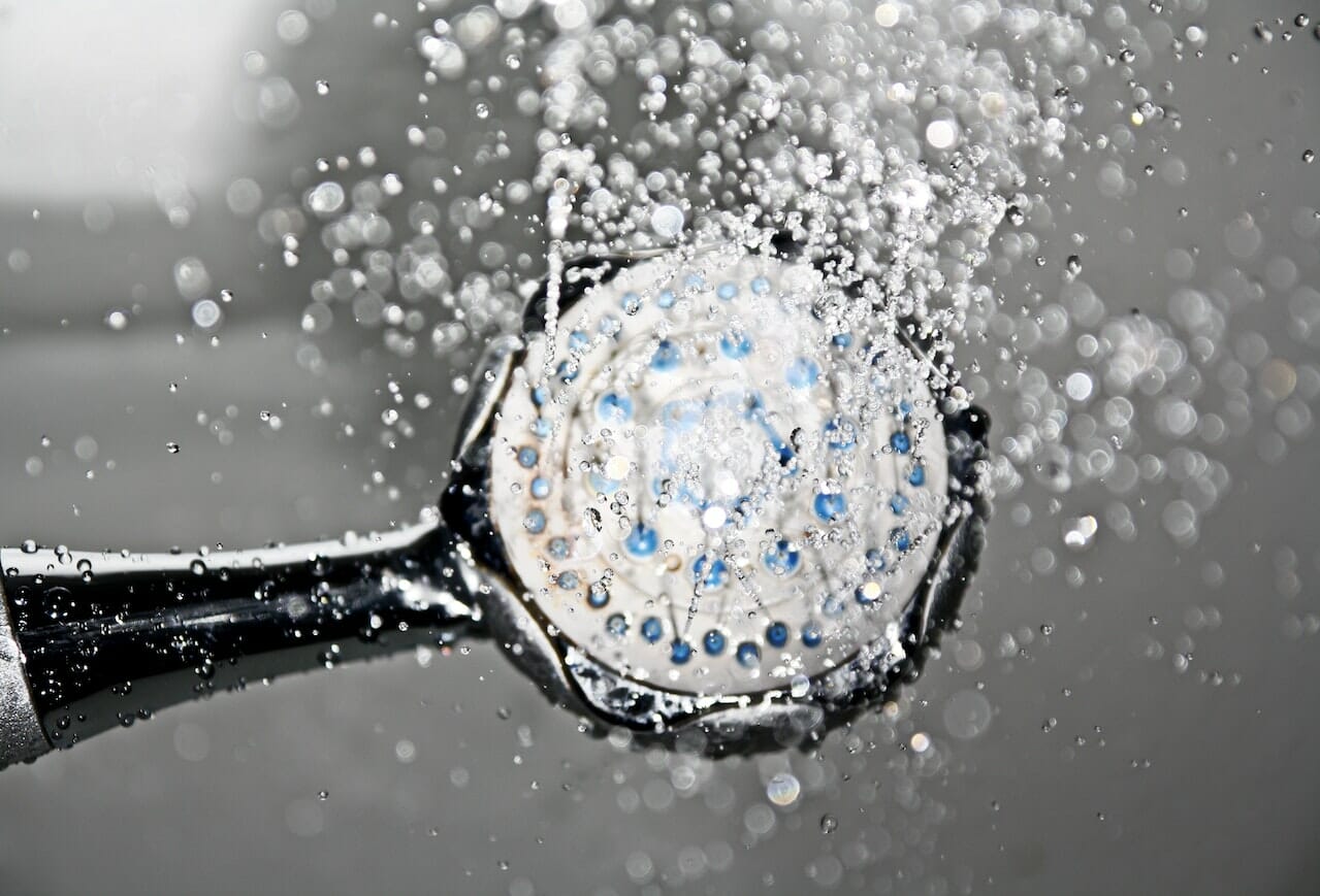 Mettere in ammollo il soffione in acqua e limone per liberare i fori dal calcare