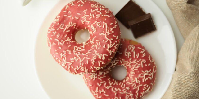 Mettere la granella di zucchero sul ciambellone