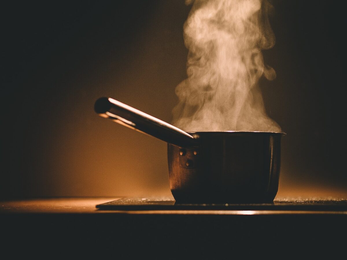 Mettiamo a bollire in acqua una stecca di cannella-proiezionidiborsa.it