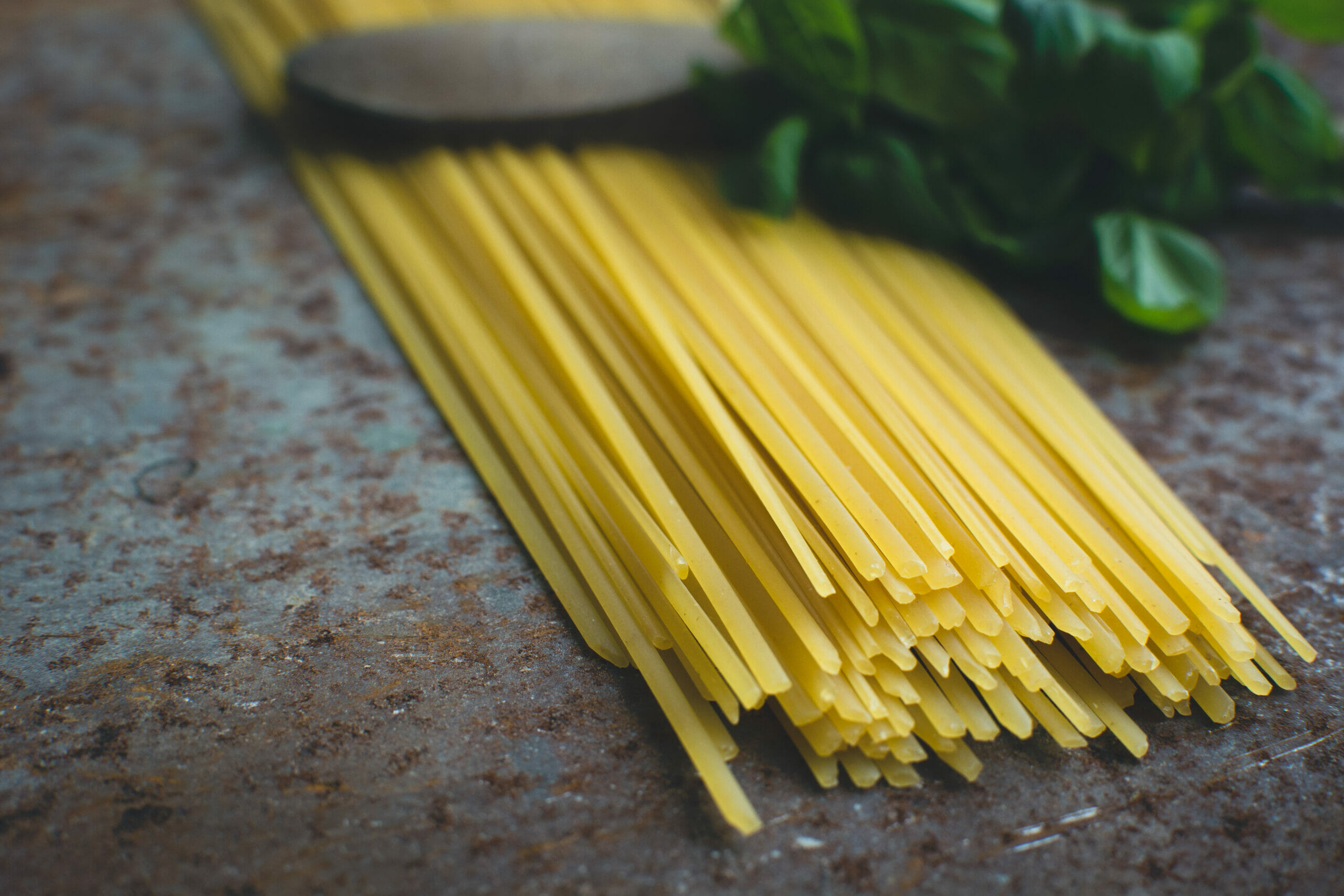 Mettiamo a cuocere in acqua salata le linguine
