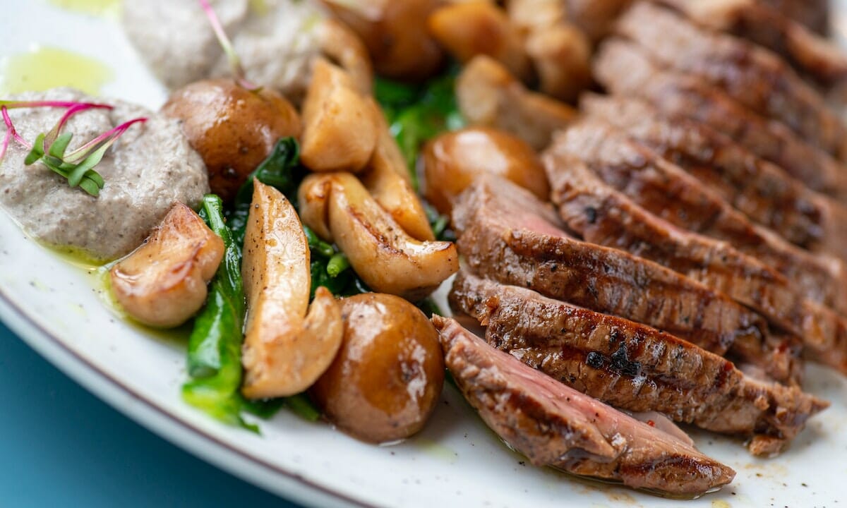 Molti mangiano la carne con le patate ma è un errore