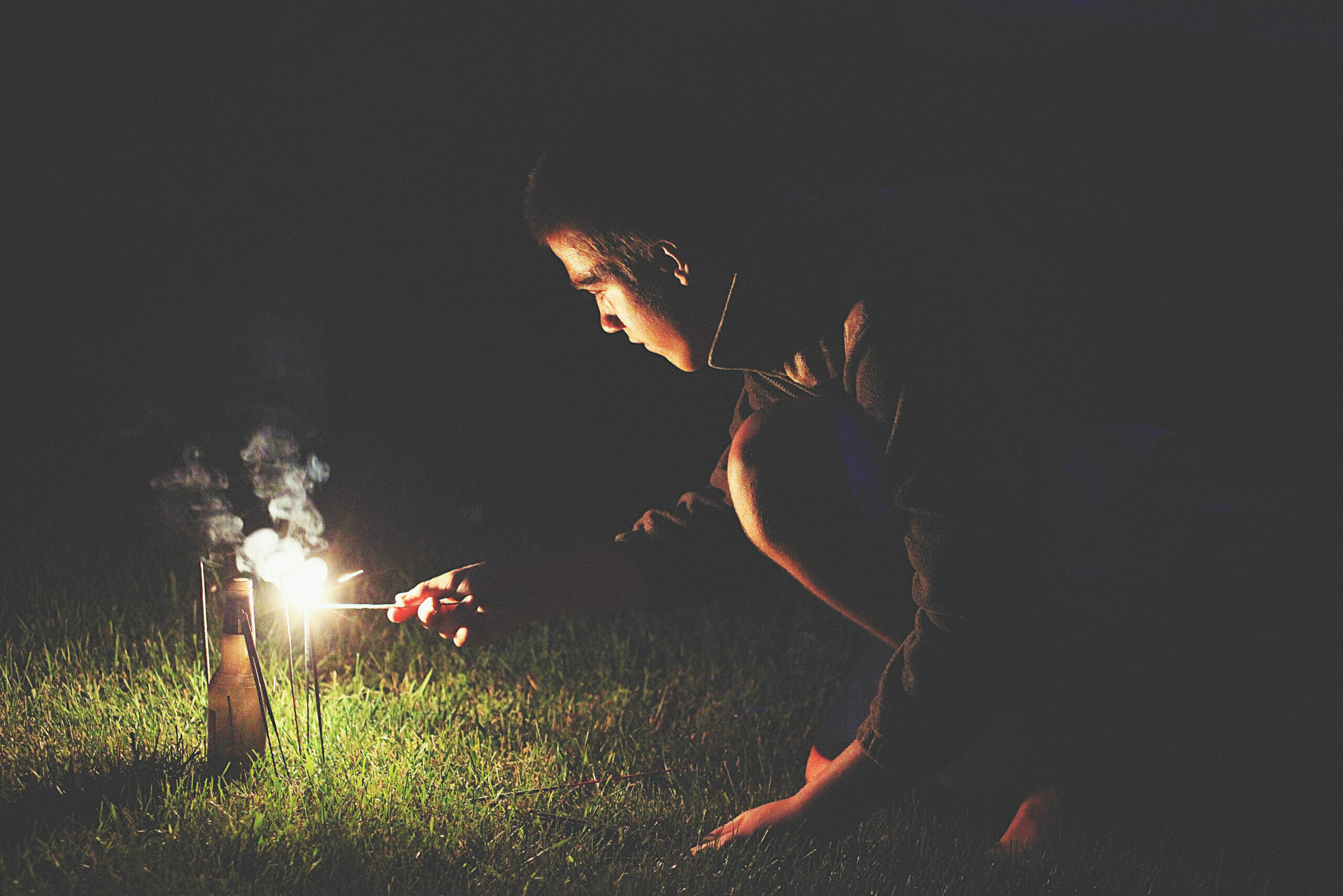 nei giorni successivi al Capodanno c’è l’ulteriore pericolo che i petardi rimasti a terra inesplosi, vengano toccati dai bambini. 
