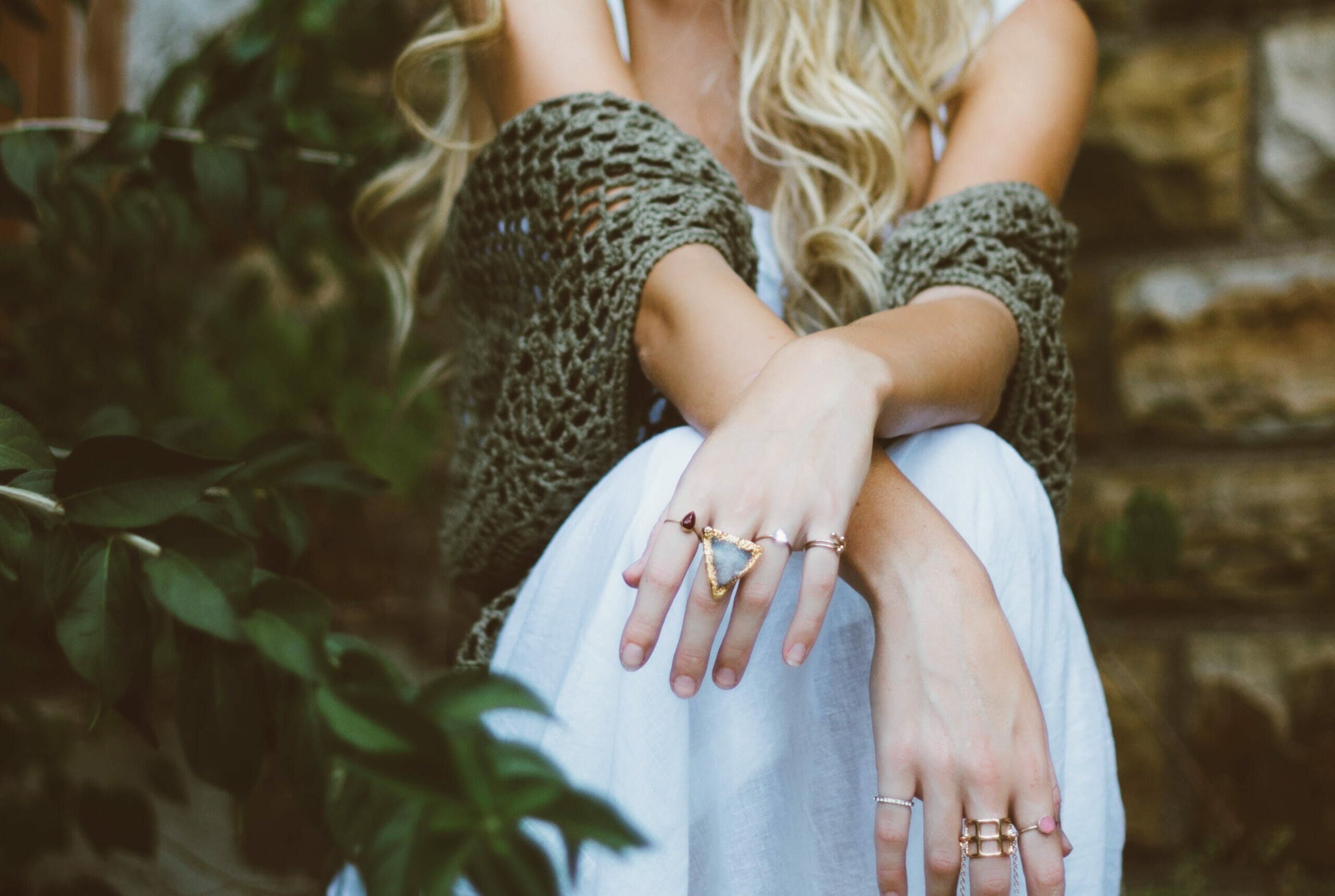 Notiamo che ad una mano indossa gli anelli falange (midi-rings). E ci sembra una buona idea da poter sfoggiare la notte del 31 dicembre