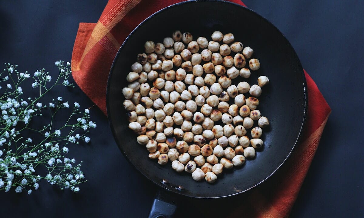 Passare noci e nocciole in padella