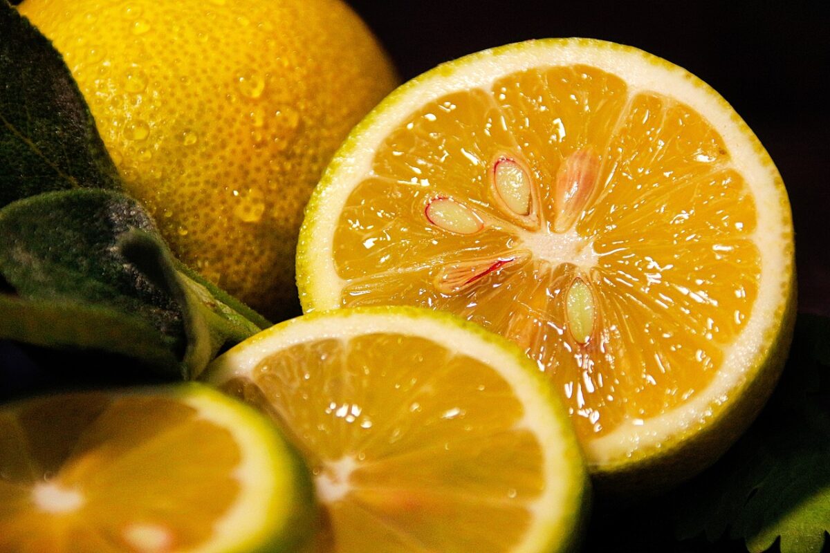 Per fare il nostro impacco ci servirà un po' di succo di limone e una manciata di semi di lino-proiezionidiborsa.it