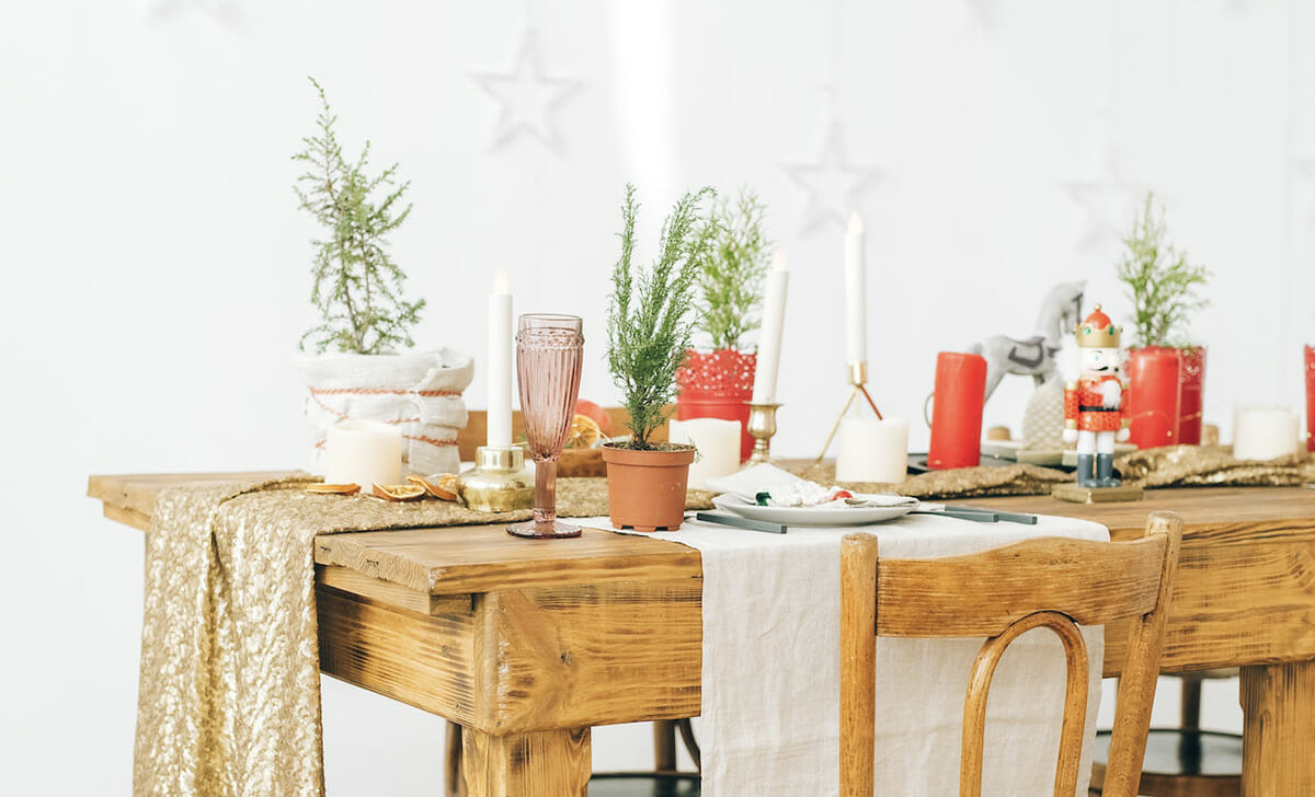 Per fare un figurone non decoriamo solo l'albero di Natale, ma allestiamo anche la tavola