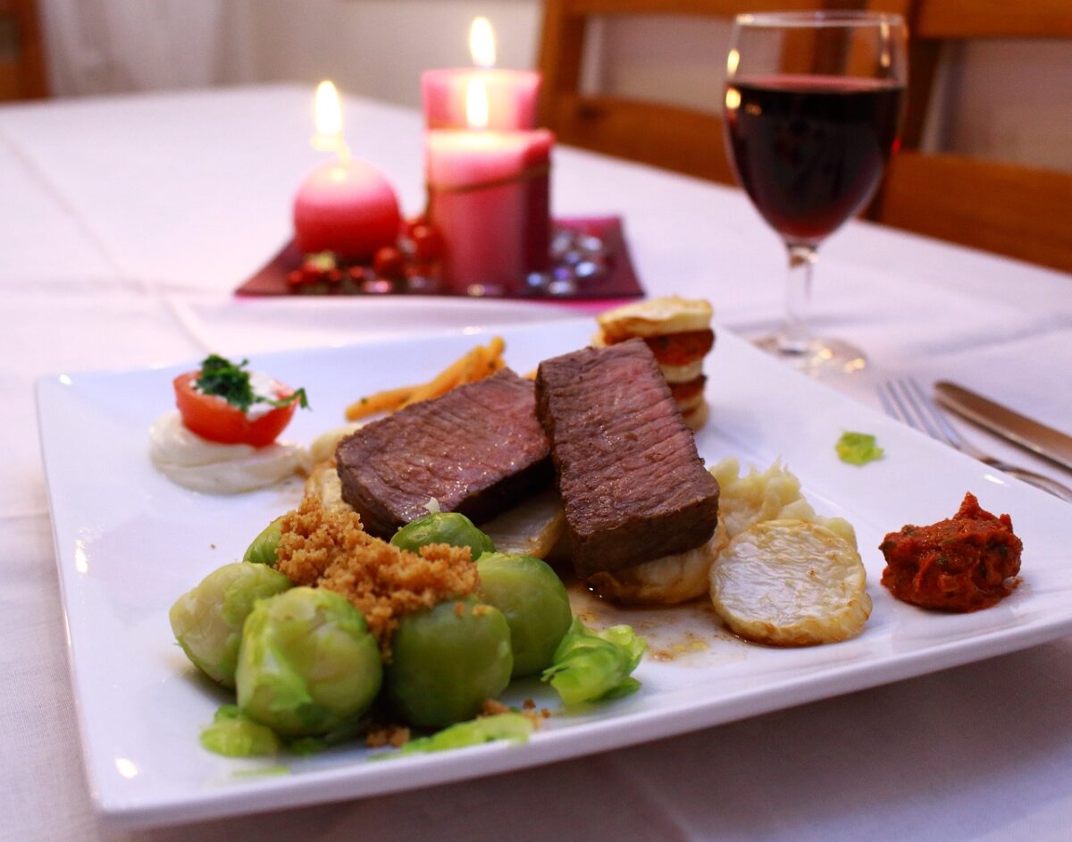 Per i piatti a base di carne bisognerebbe usare il vino rosso.proiezionidiborsa.it