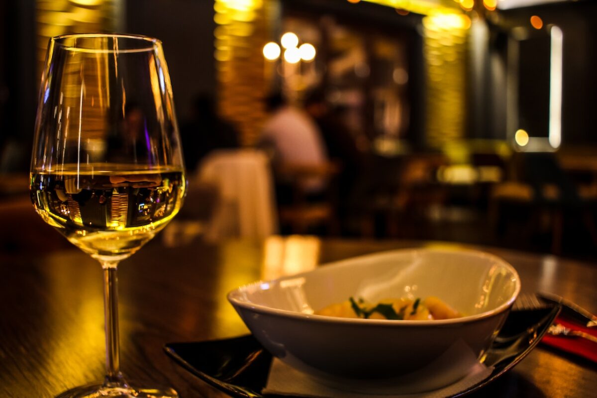 Per i piatti a base di pesce, invece, il vino da scegliere è il bianco.proiezionidiborsa.it