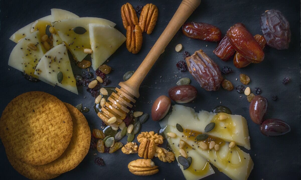 Per il nostro arrosto utilizziamo frutta secca, datteri, uvetta e miele