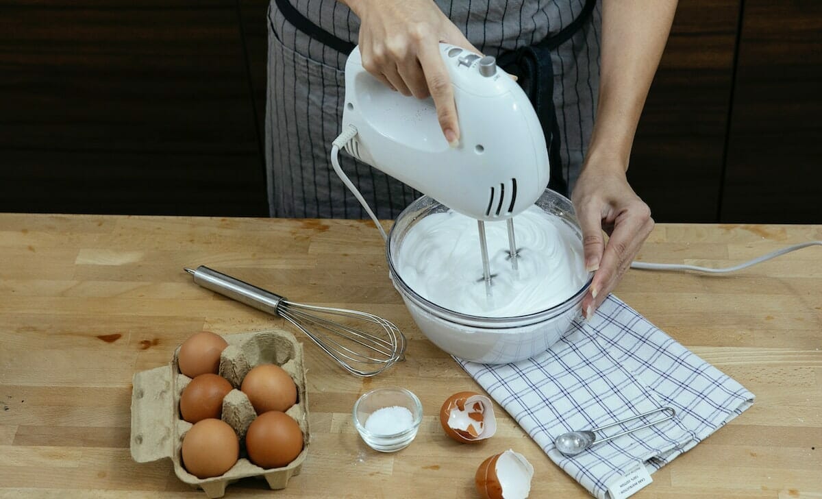 Per la pasta biscotto montiamo gli albumi e poi i tuorli con lo zucchero, uniamoli e poi setacciamo la farina.