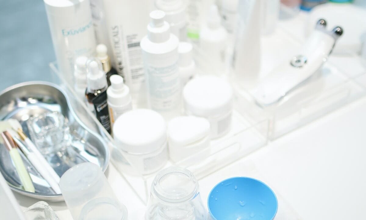 Per la skincare usare prodotti rinfrescanti e per pelli sensibili
