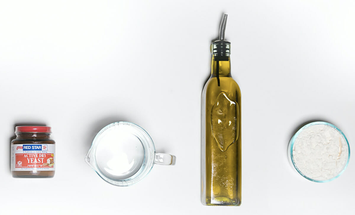 Per l'impasto serviranno farina, acqua, lievito, olio e sale