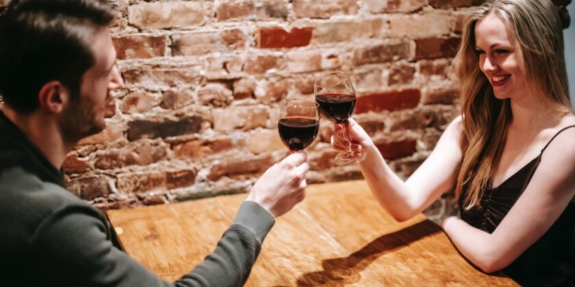 Per l'oroscopo questi segni brinderanno in due