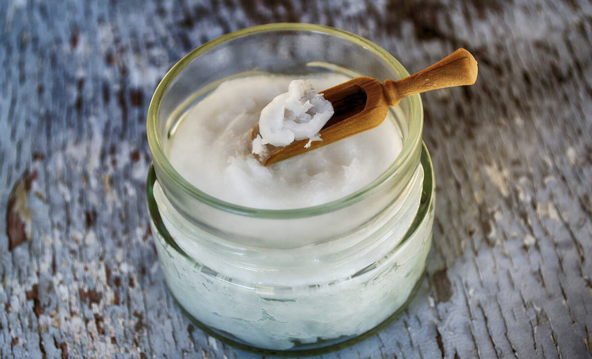 Per nutrire la pelle del divano un rimedio utilissimo è la cera vergine