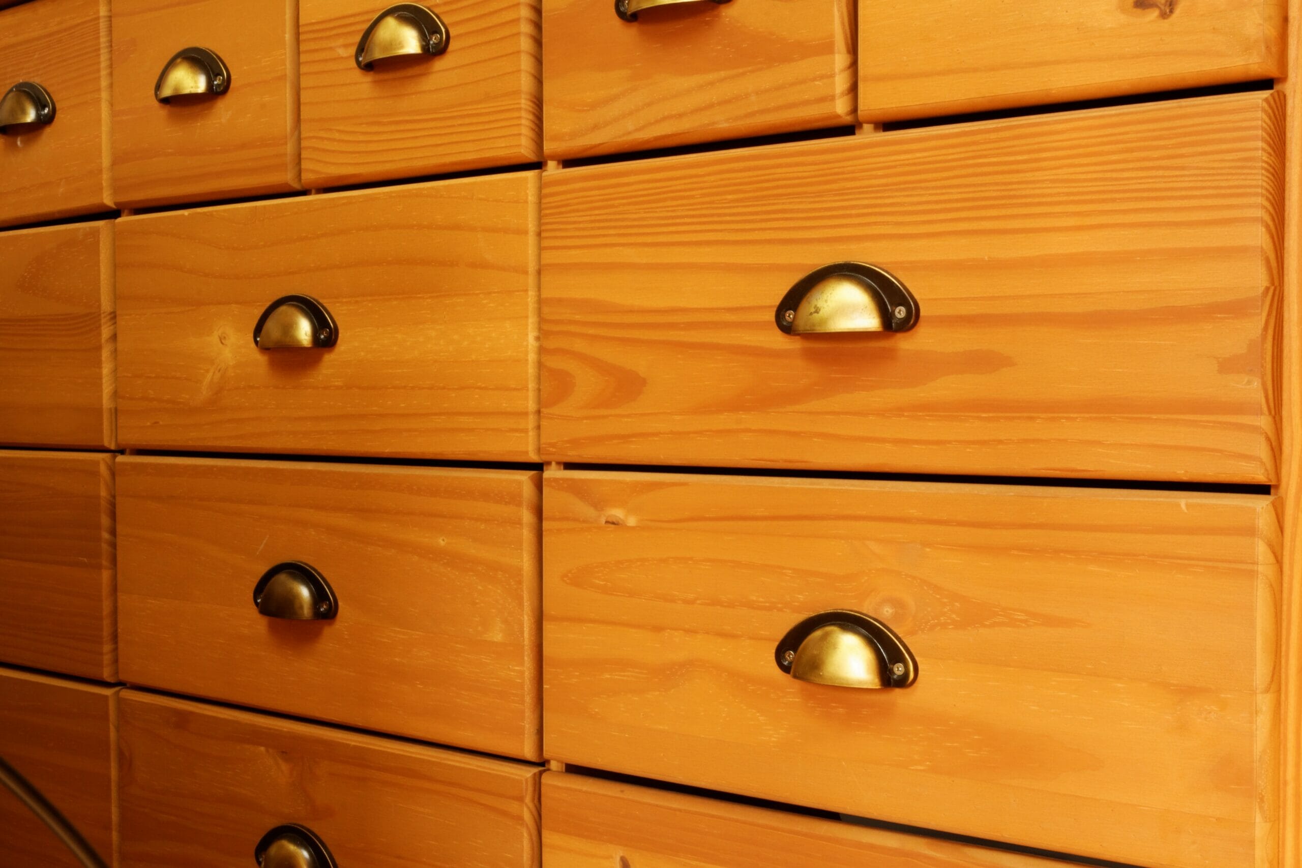 Per ottenere una superfice lucente bisognerebbe pulire a dovere il legno periodicamente