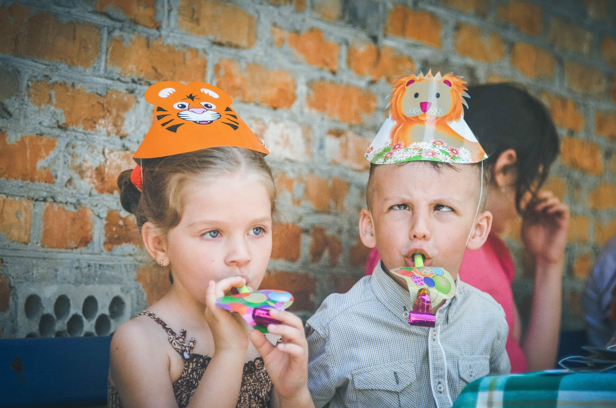 Per prima cosa cerchiamo di intrattenere noi stessi i bambini. Coinvolgiamoli nelle nostre conversazioni, poché questo li aiuterà a stare più tranquilli.