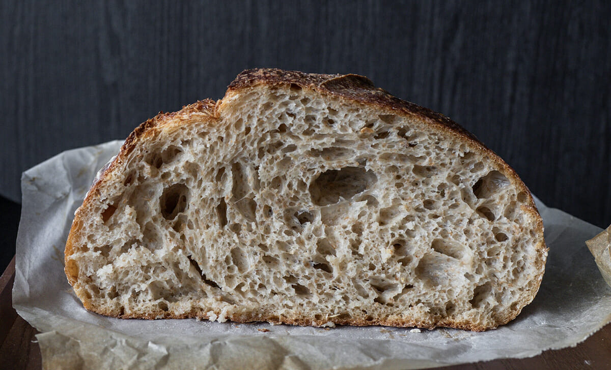 Per questa ricetta utilizziamo il pane toscano poiché senza sale