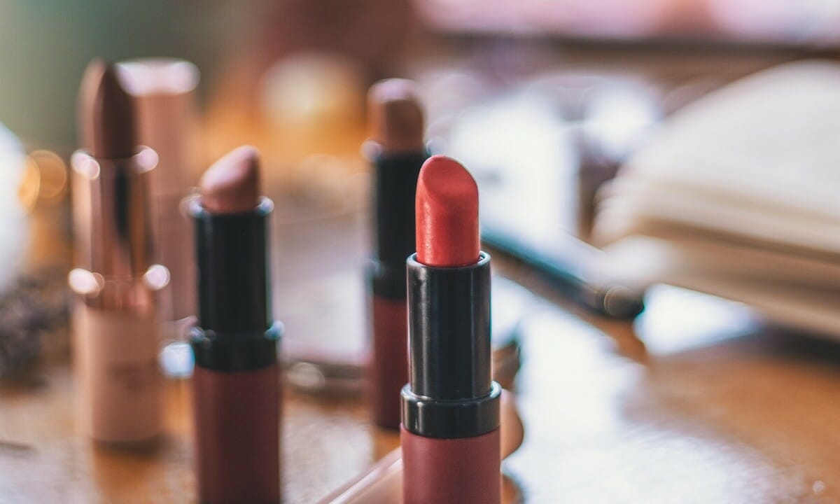 Per rendere il colore più naturale stendere il rossetto con un pennellino