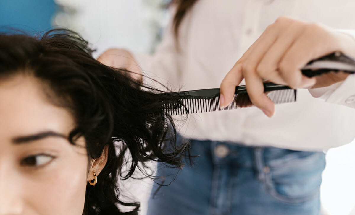 Per ridurre il volume di capelli ricci il parrucchiere può ricorrere a microscalature interne