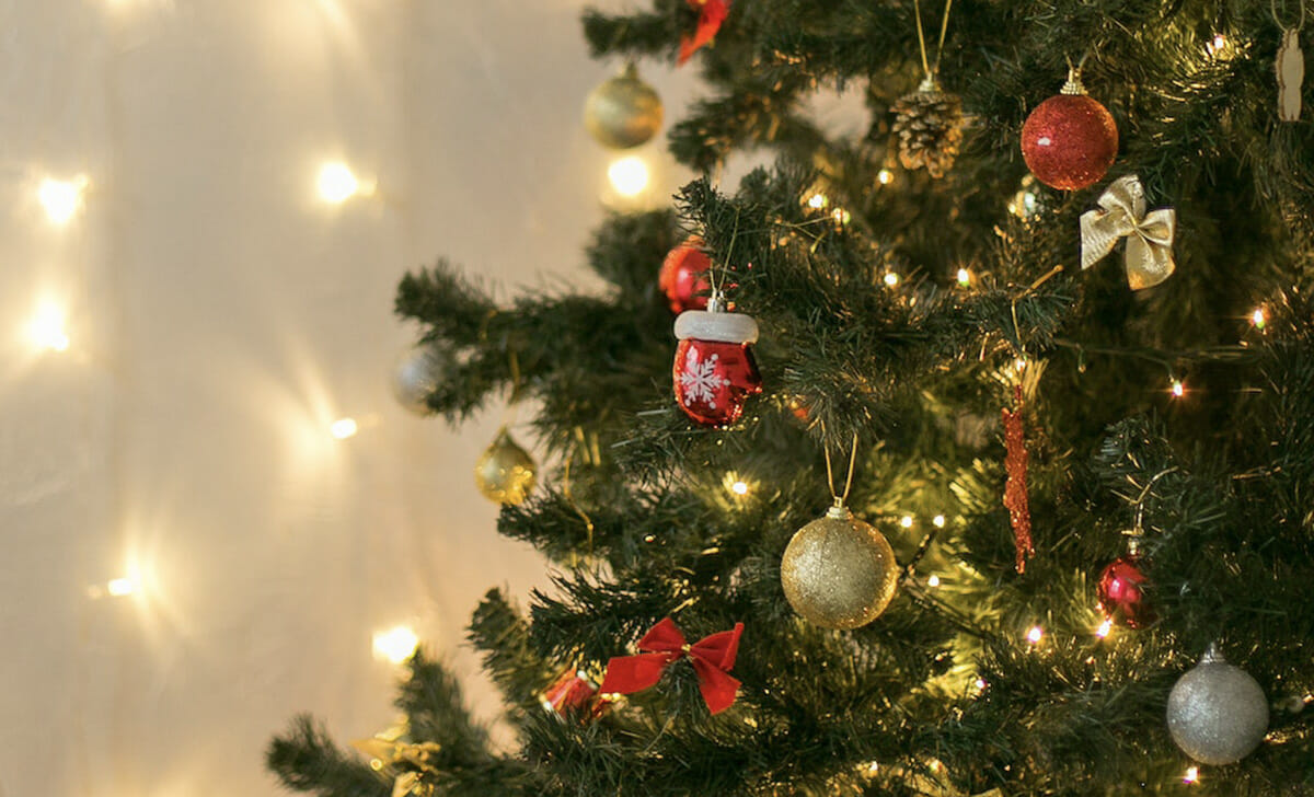Per un albero da fare invidia posizioniamo con criterio luci e decorazioni
